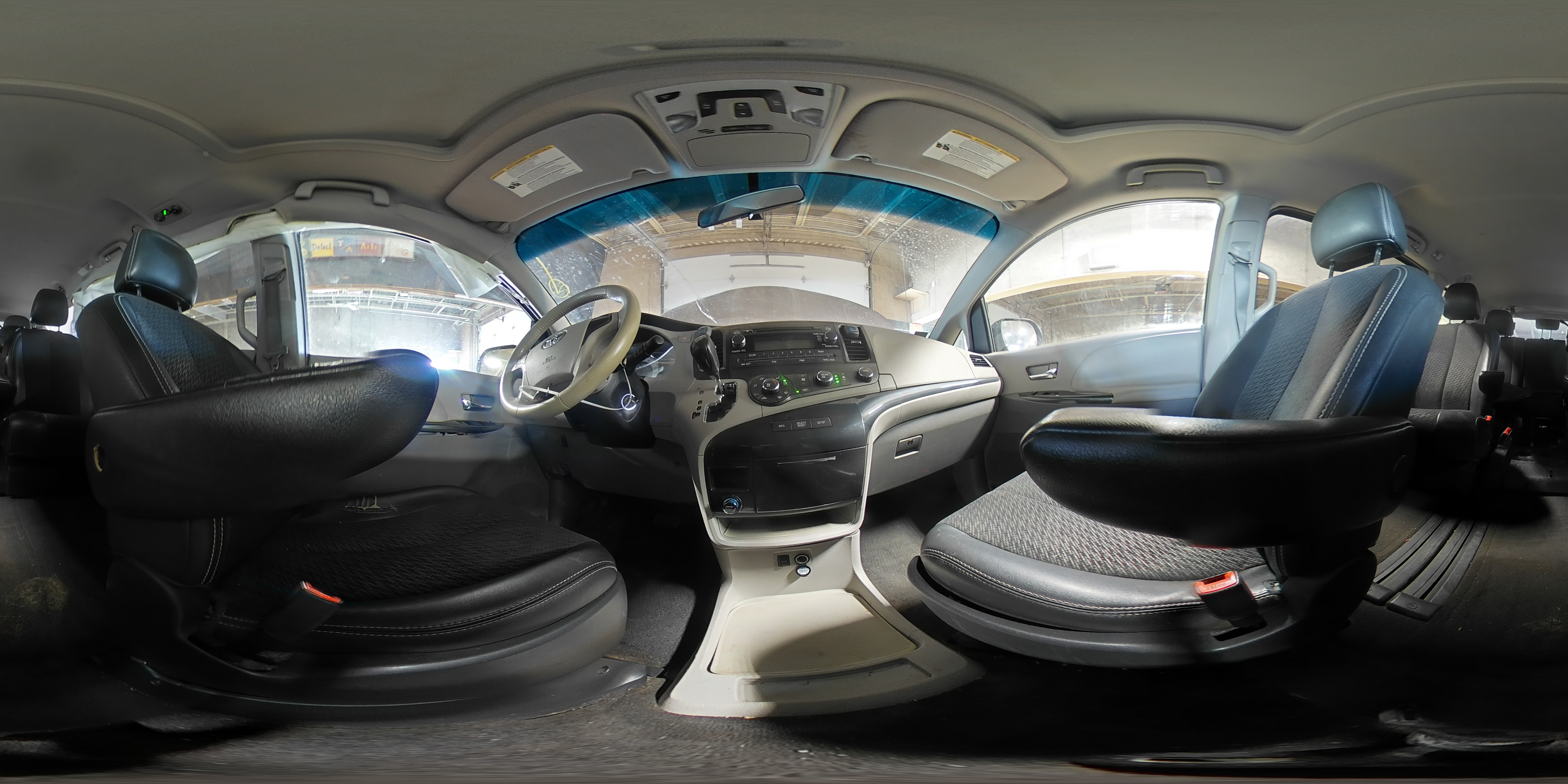 2011 Toyota Sienna - Image 13