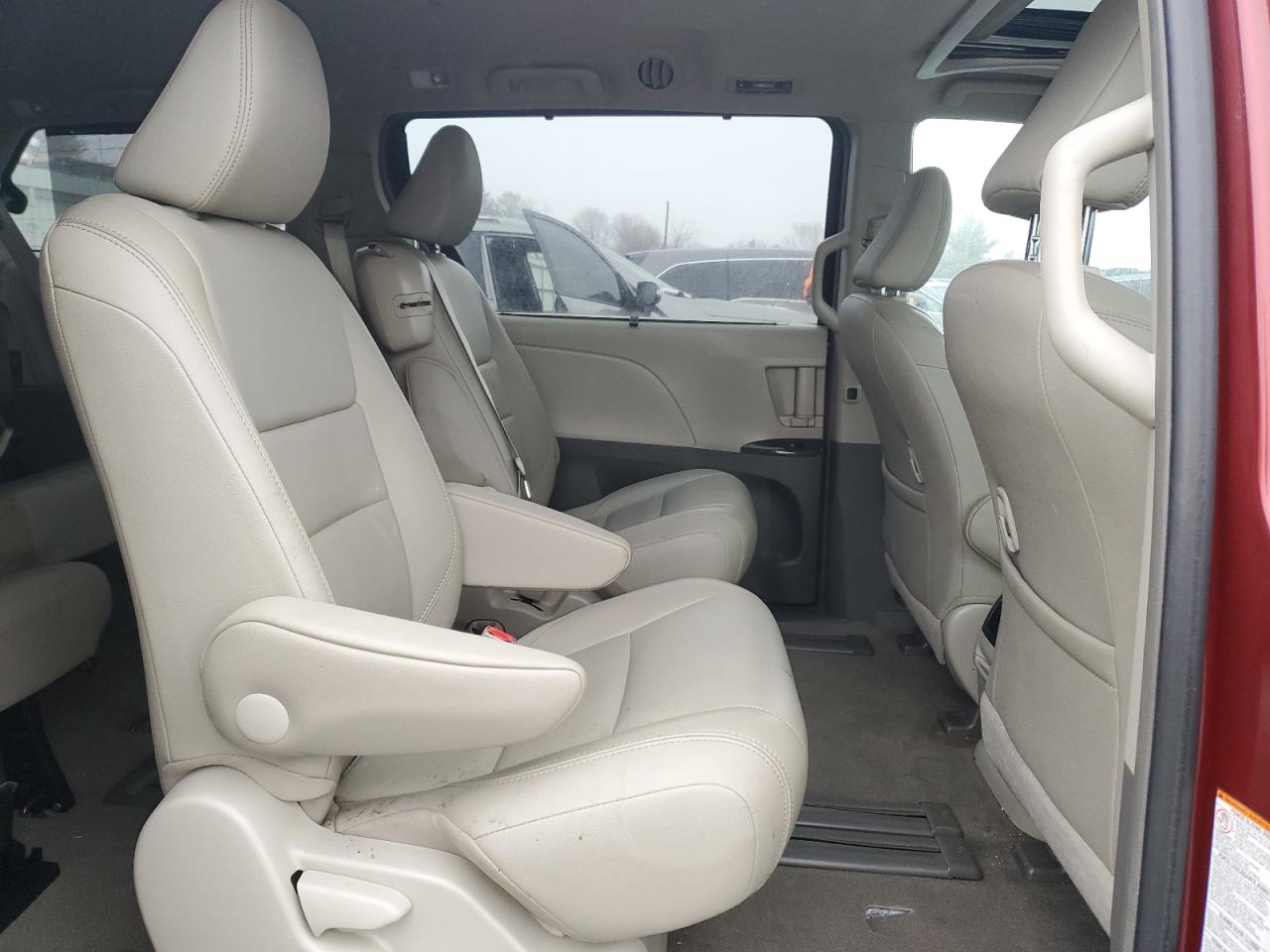 2015 Toyota Sienna - Image 11
