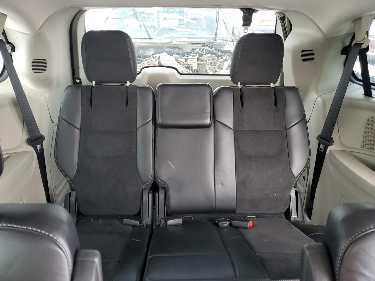 2016 Chrysler Town & Country - Image 10