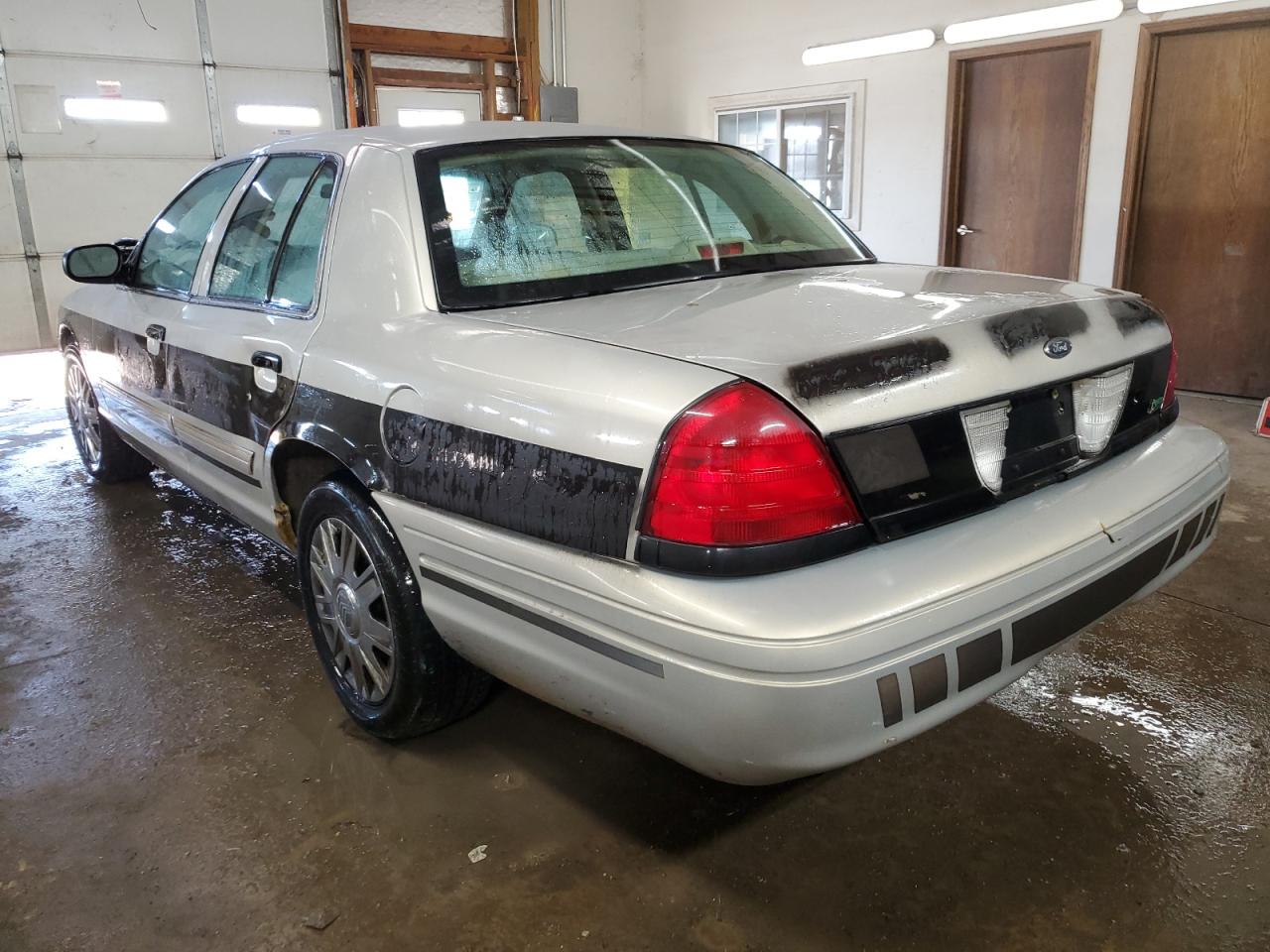 2011 Ford Crown Victoria - Image 2
