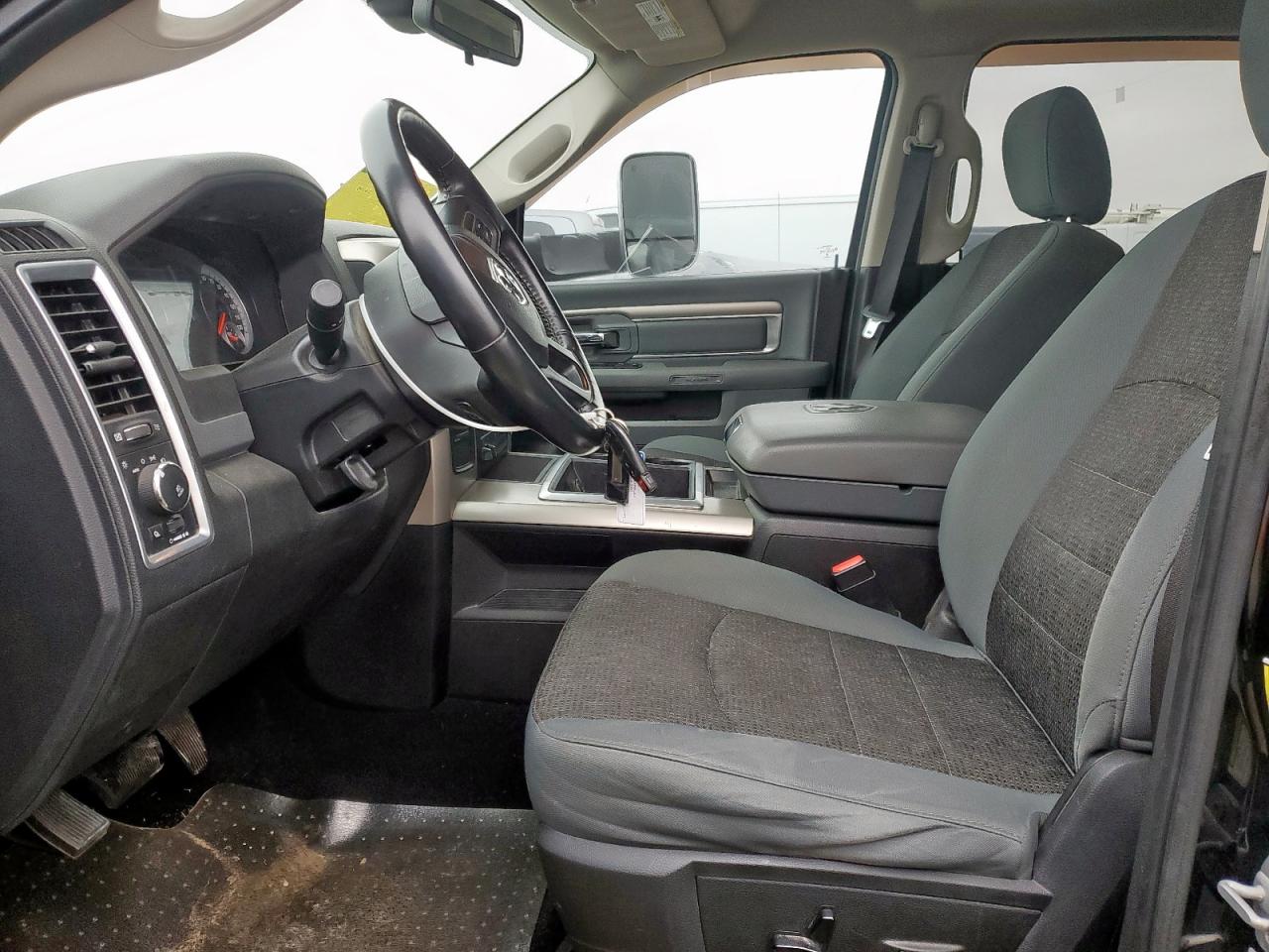 2015 RAM 3500 - Image 7