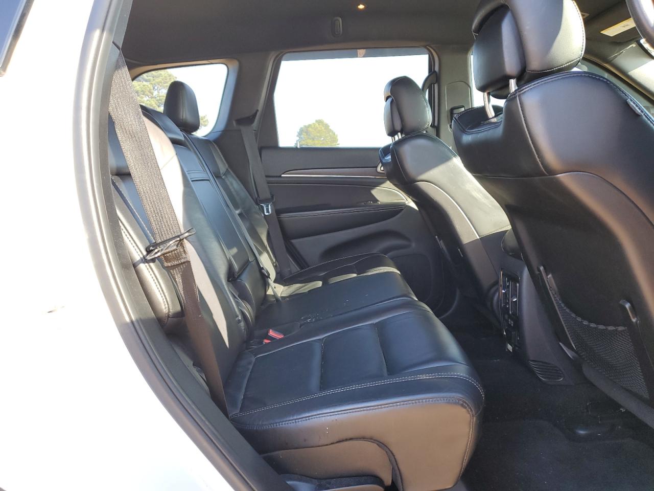 2017 Jeep Grand Cherokee - Image 11