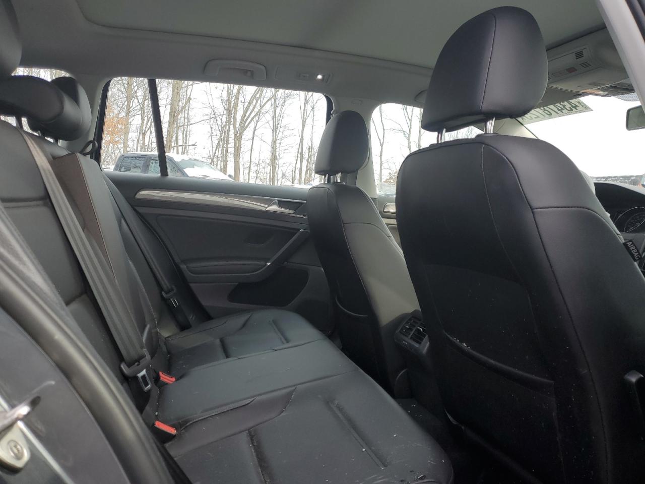 2019 Volkswagen Golf - Image 10