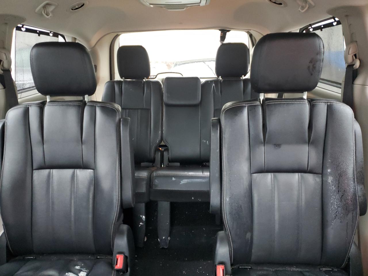 2015 Chrysler Town & Country - Image 10