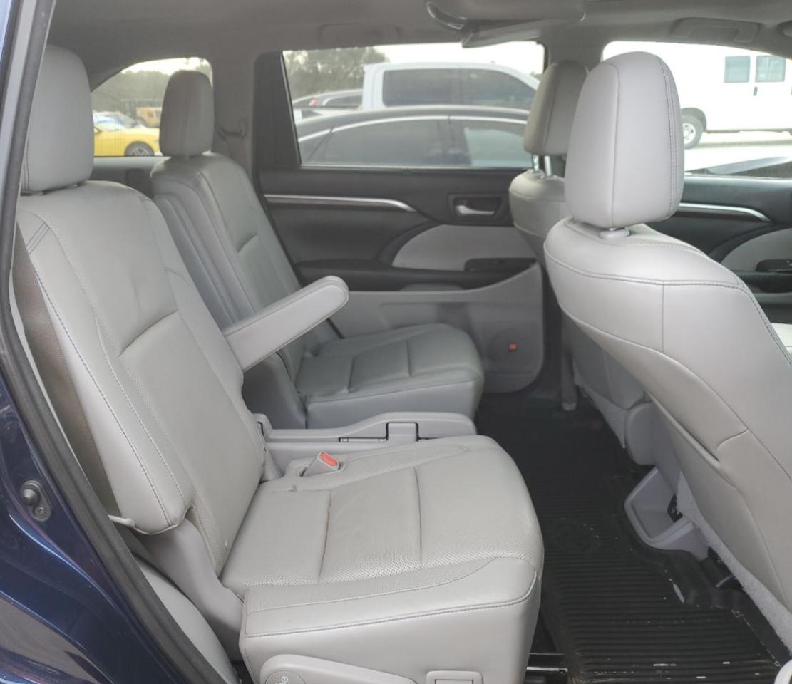 2015 Toyota Highlander - Image 11