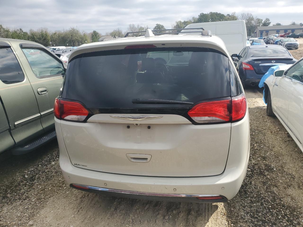 2017 Chrysler Pacifica - Image 6