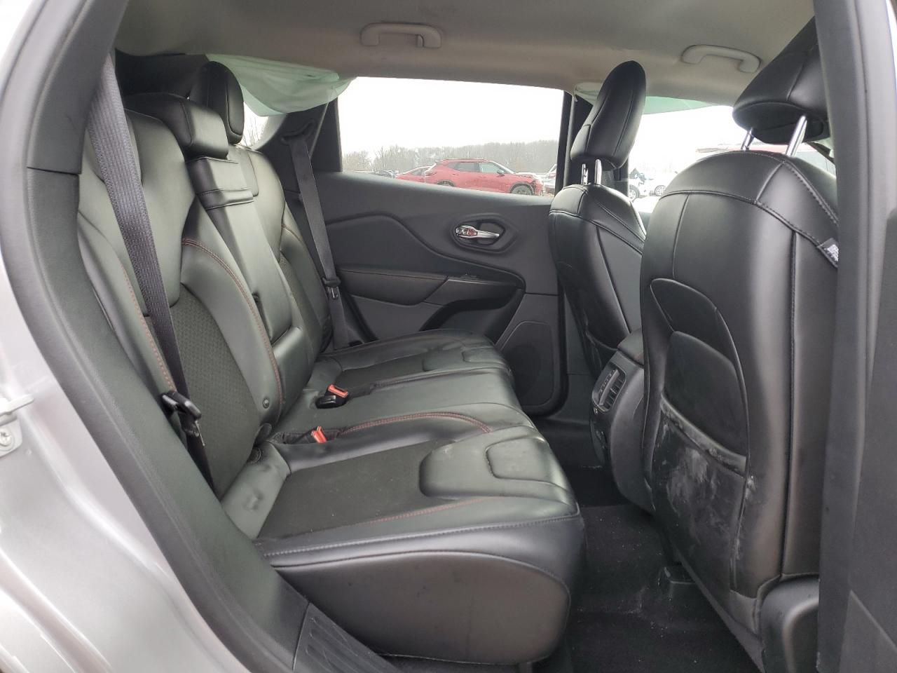 2019 Jeep Cherokee - Image 11