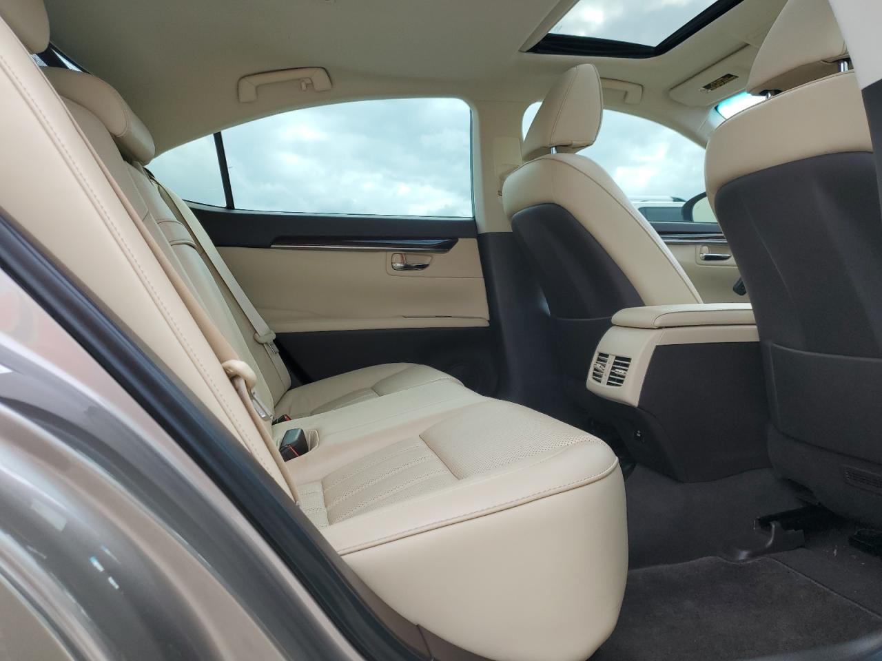 2017 Lexus ES - Image 10