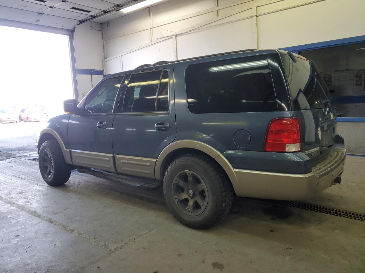 2004 Ford Expedition - Image 2