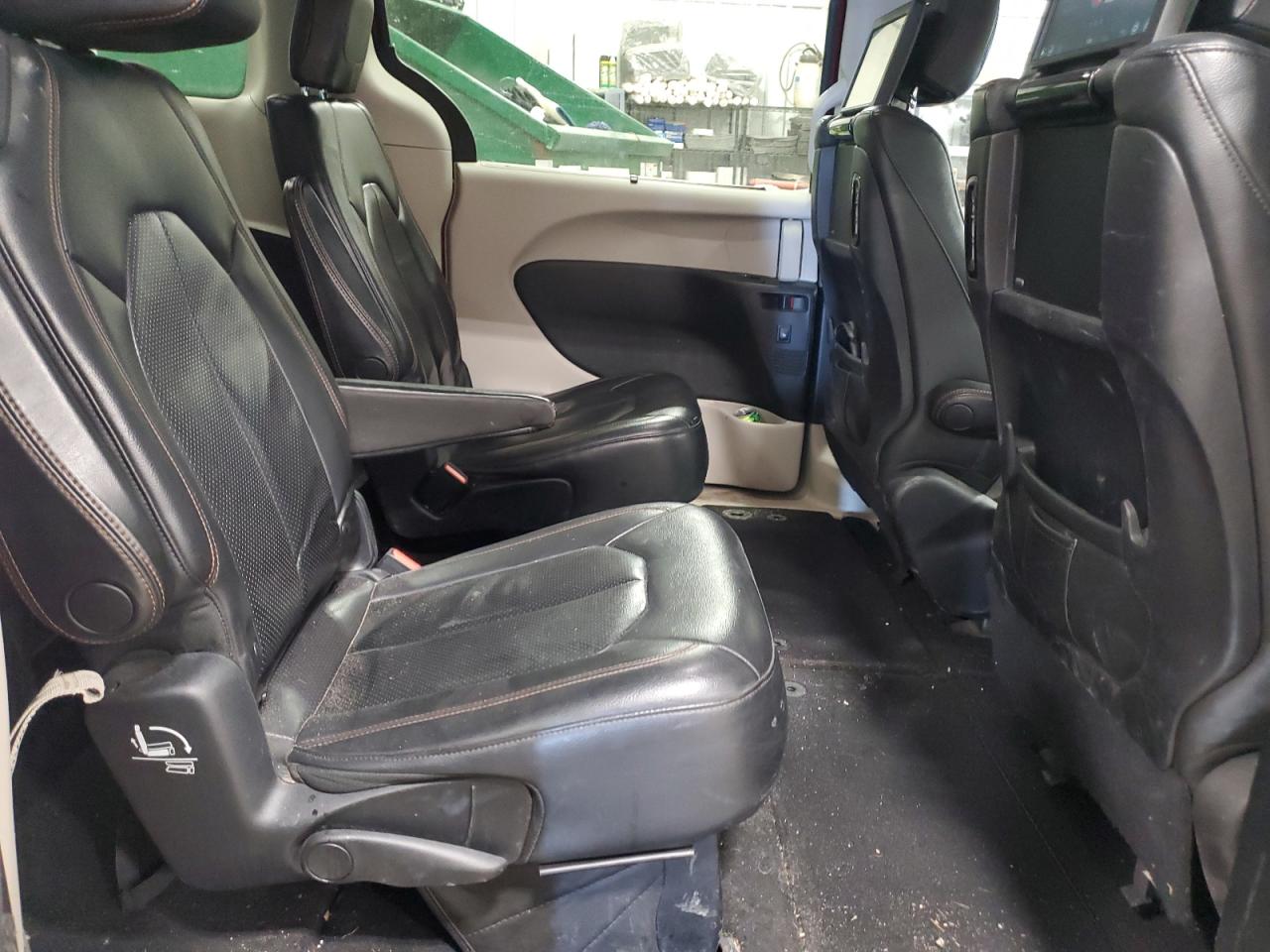 2017 Chrysler Pacifica - Image 11