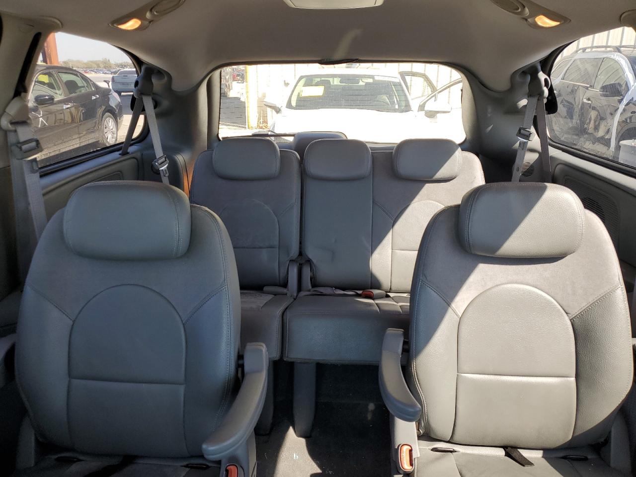 2006 Chrysler Town & Country - Image 10
