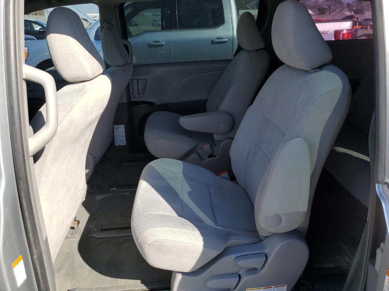 2015 Toyota Sienna - Image 11