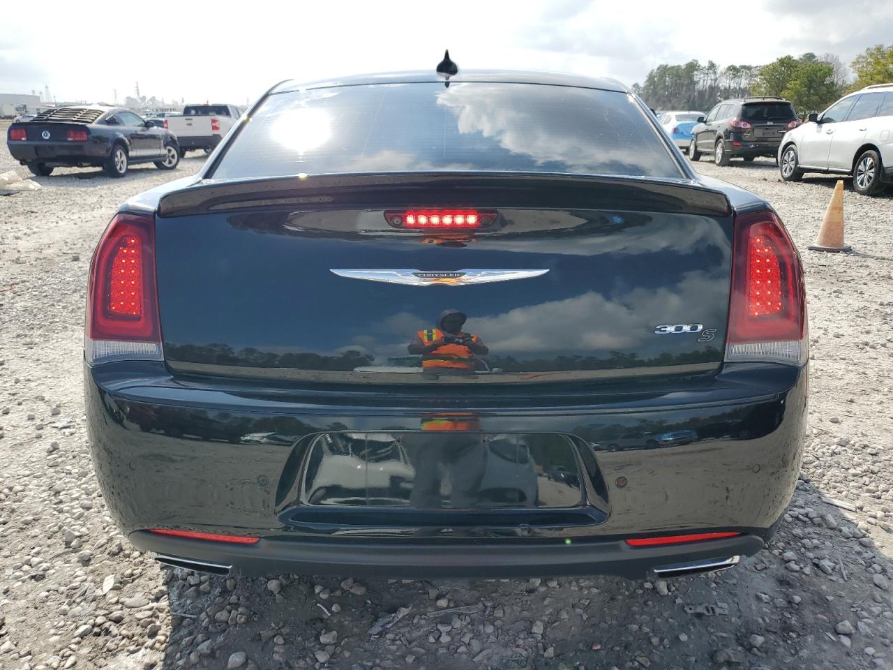 2018 Chrysler 300 - Image 6