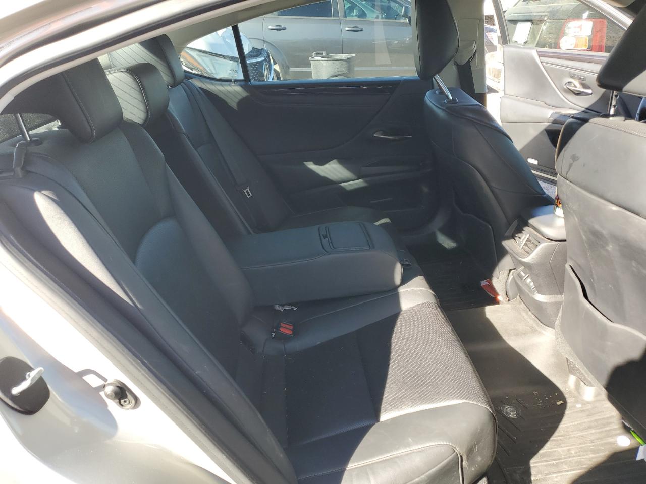 2020 Lexus ES - Image 10