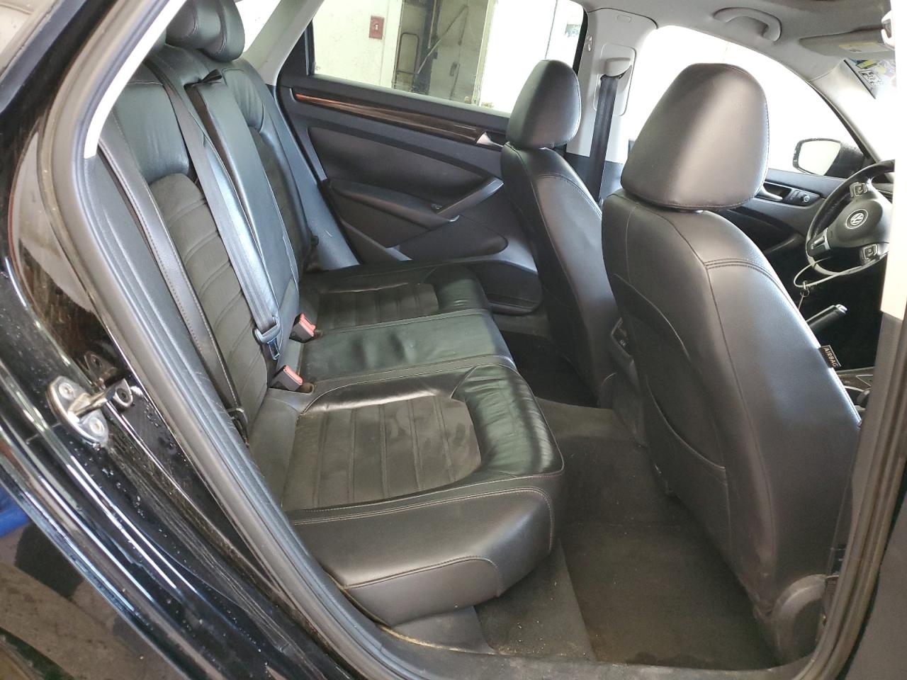 2014 Volkswagen Passat - Image 10