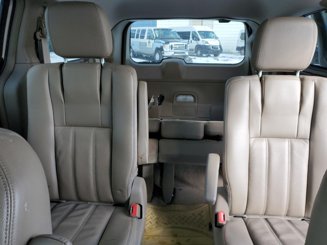 2012 Chrysler Town & Country - Image 10