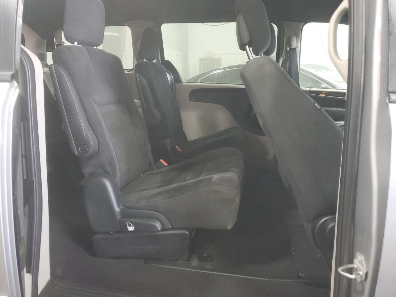 2017 Dodge Caravan - Image 11