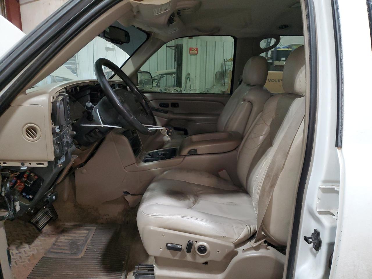 2004 Chevrolet Suburban - Image 7