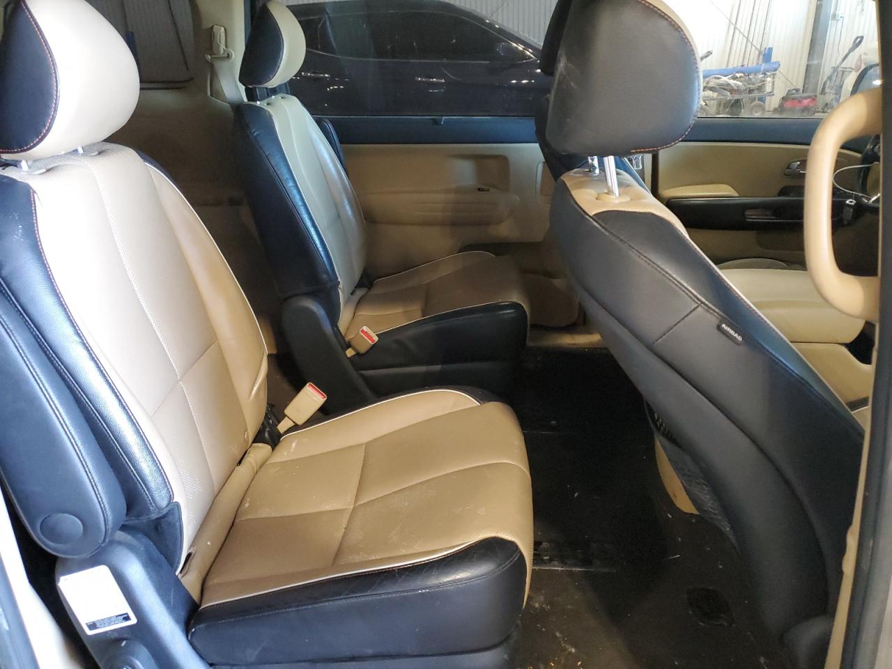 2017 Kia Sedona - Image 11