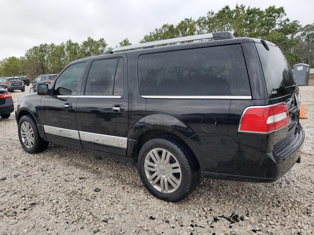 2008 Lincoln Navigator - Image 2