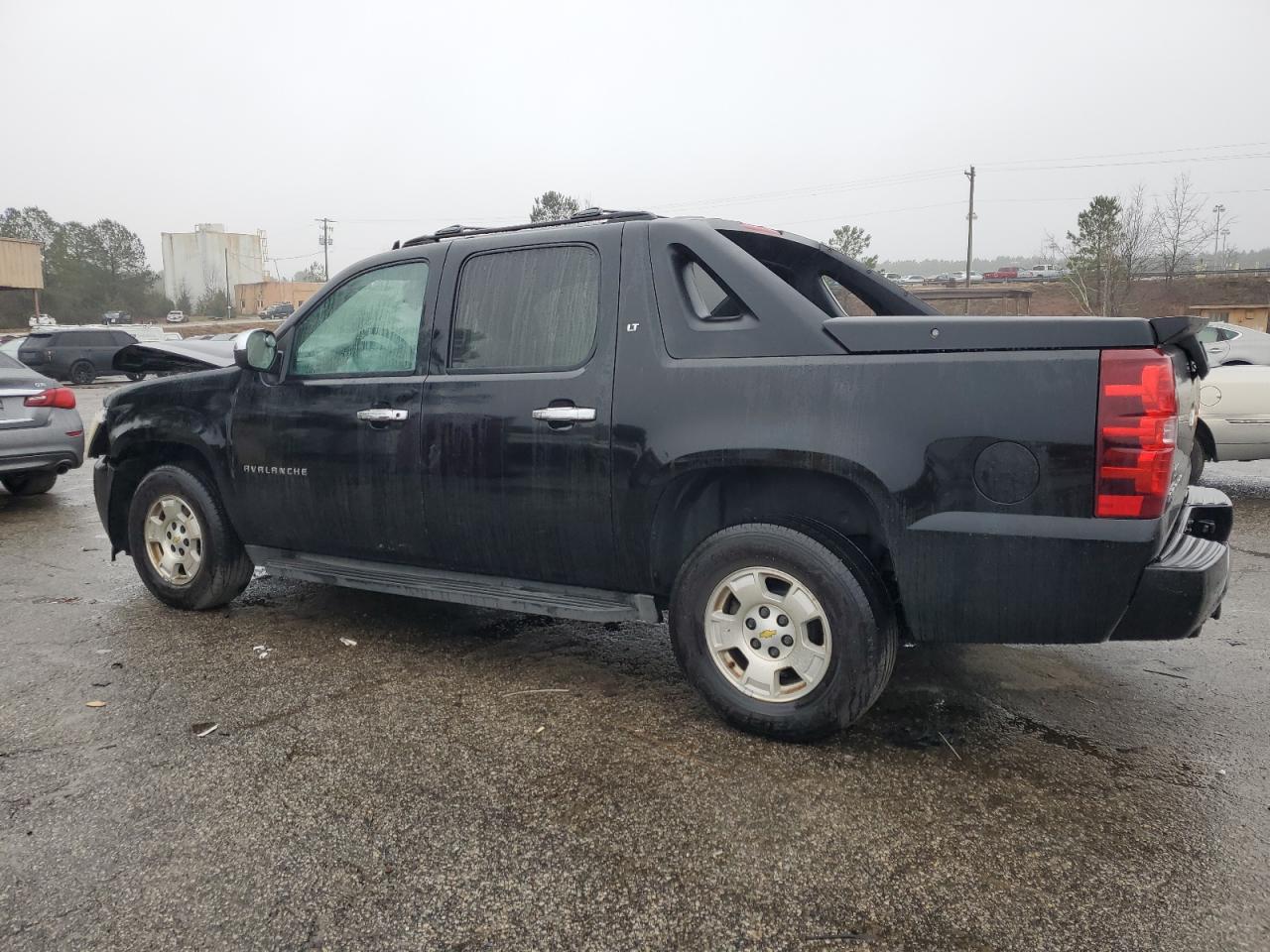 2011 Chevrolet Avalanche - Image 2