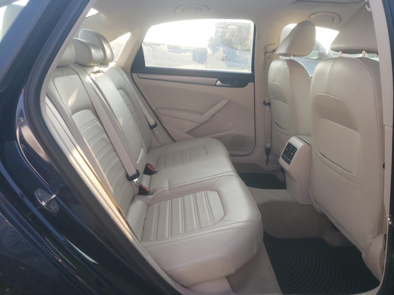 2015 Volkswagen Passat - Image 10
