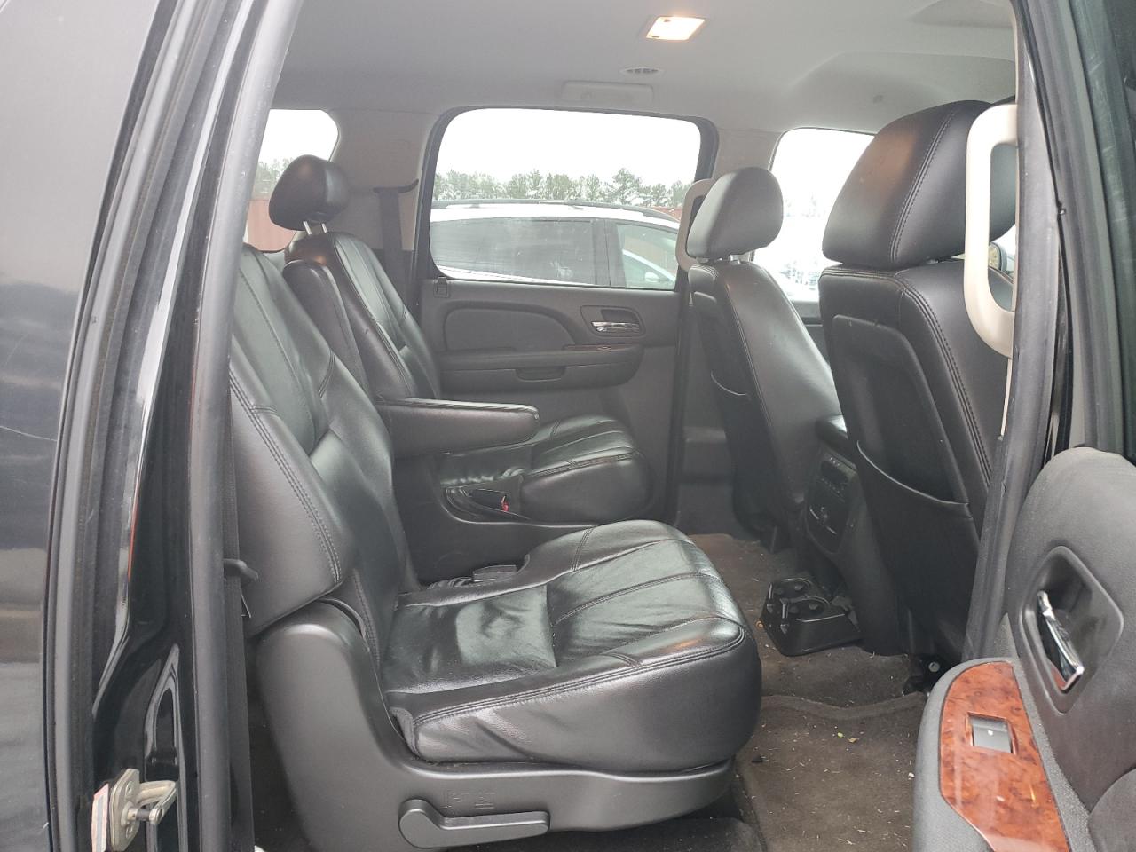 2010 Chevrolet Suburban - Image 11