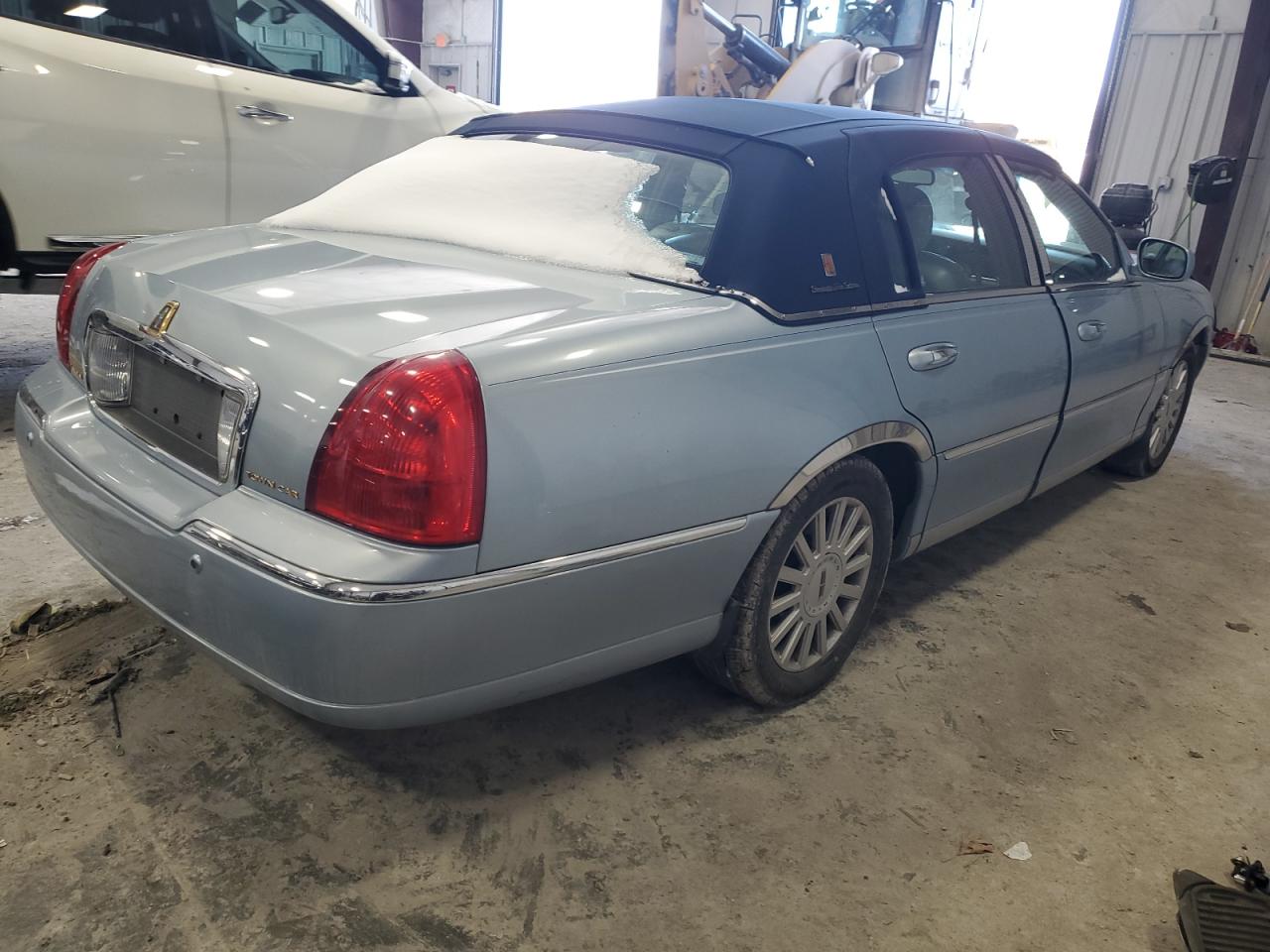 2005 Lincoln Town Car - Image 3