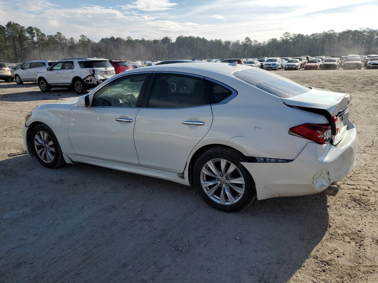 2011 Infiniti M - Image 2