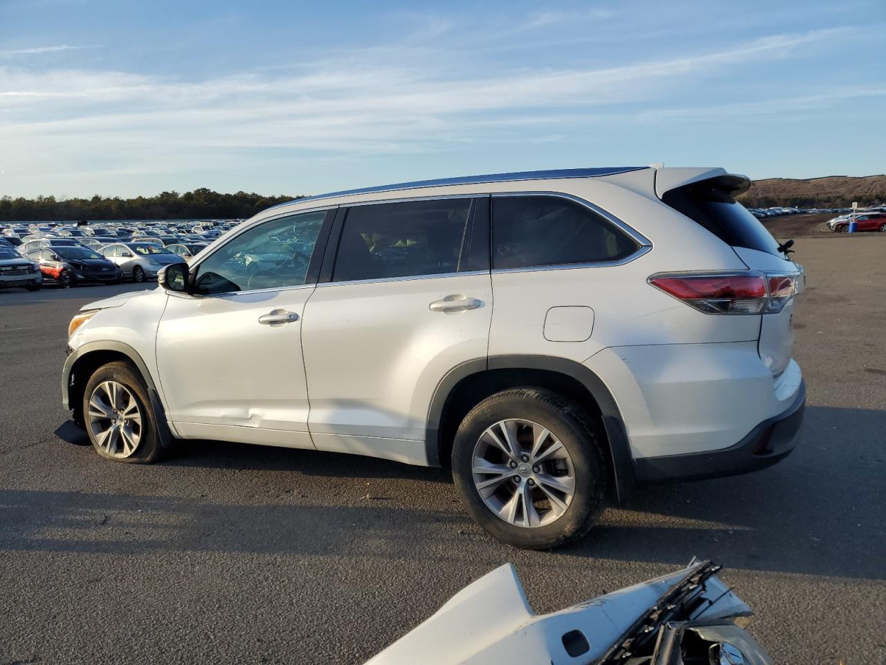 2015 Toyota Highlander - Image 2