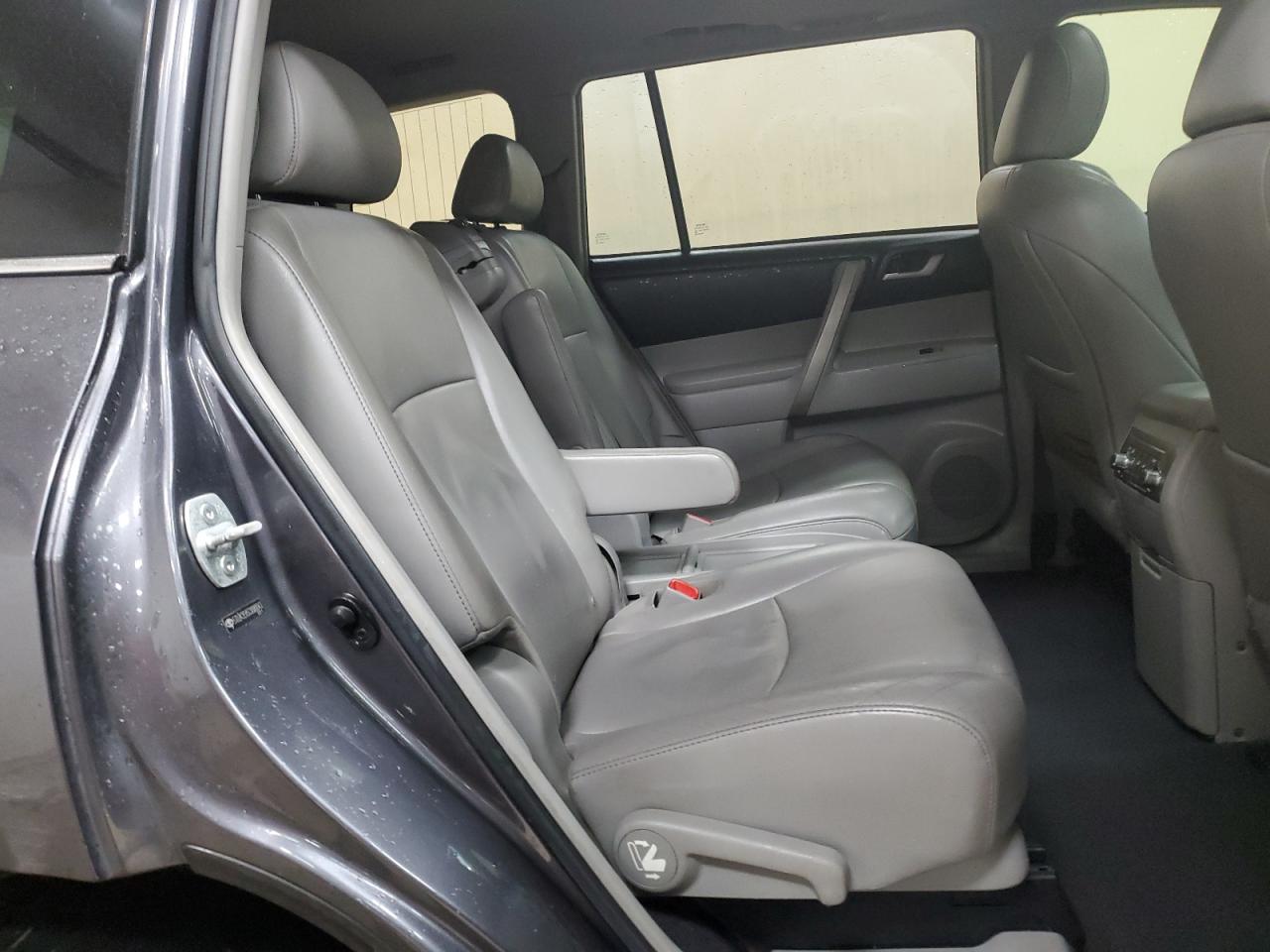 2012 Toyota Highlander - Image 11