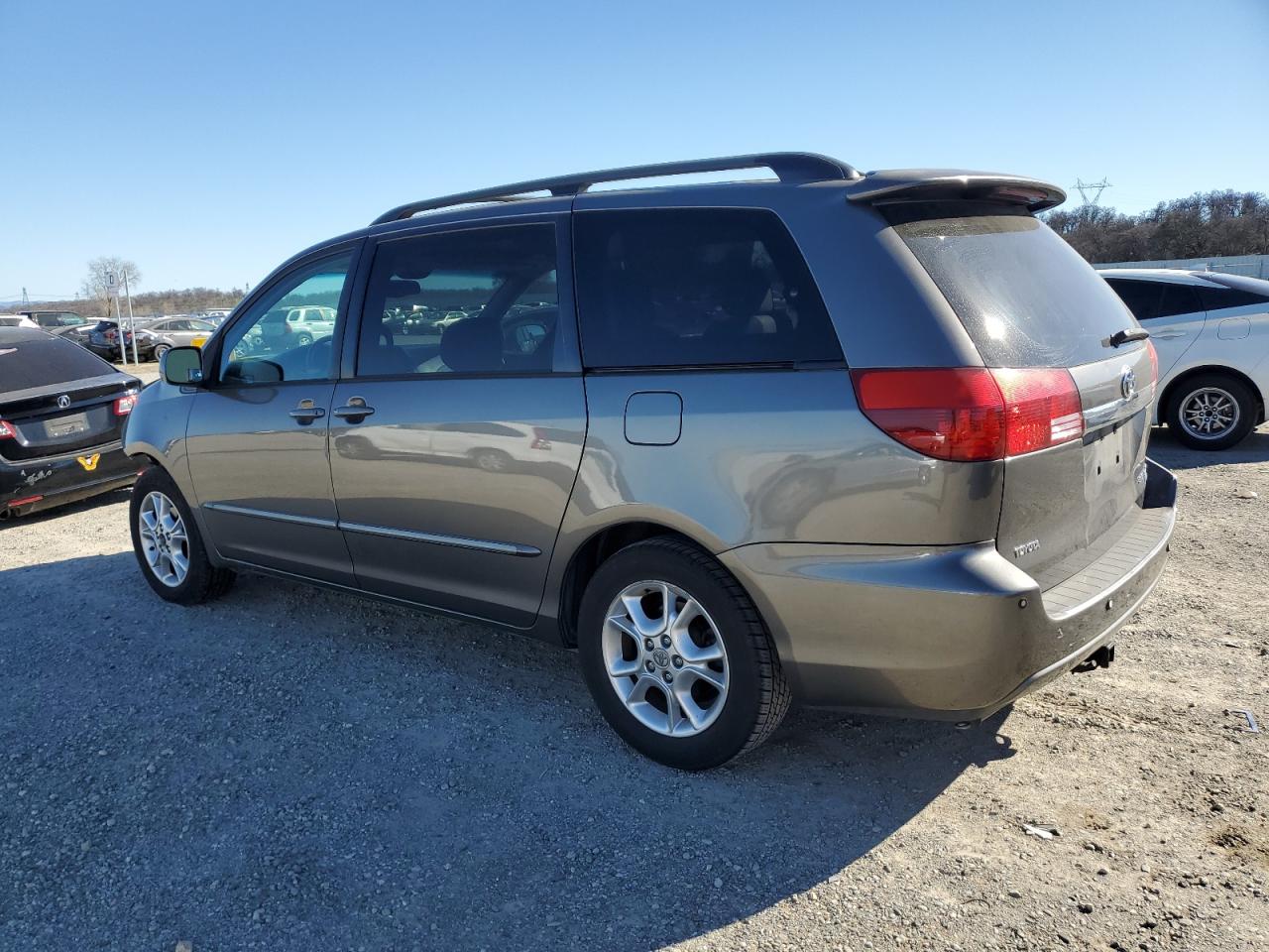 2004 Toyota Sienna - Image 2