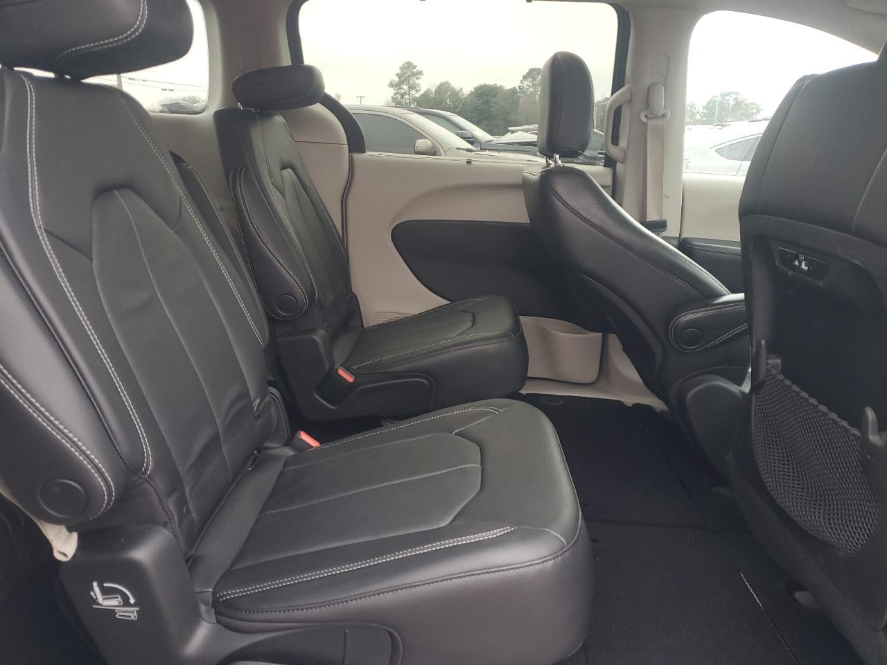 2022 Chrysler Pacifica - Image 11