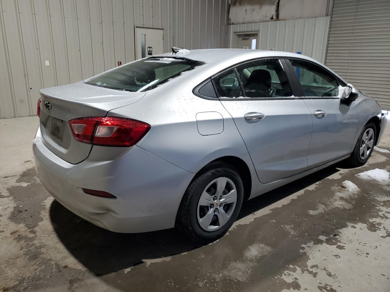 2018 Chevrolet Cruze - Image 3