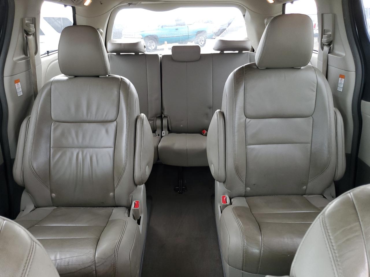 2015 Toyota Sienna - Image 10