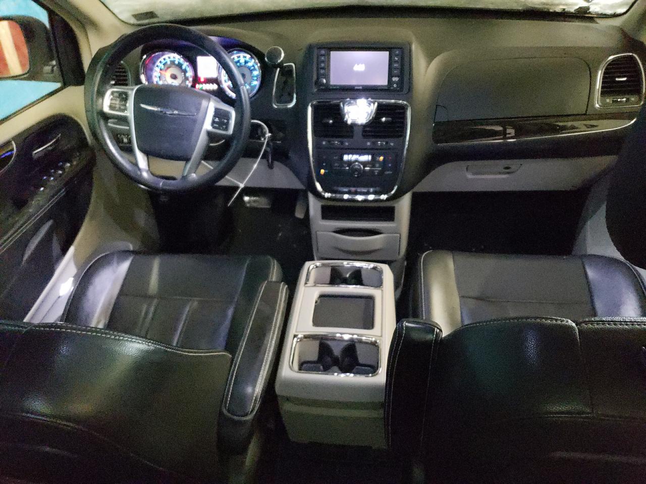 2013 Chrysler Town & Country - Image 8