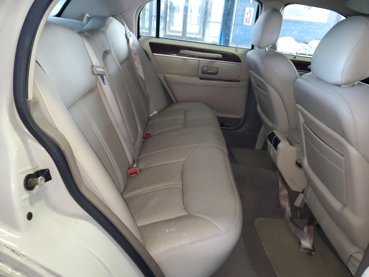 2004 Lincoln Town Car - Image 11