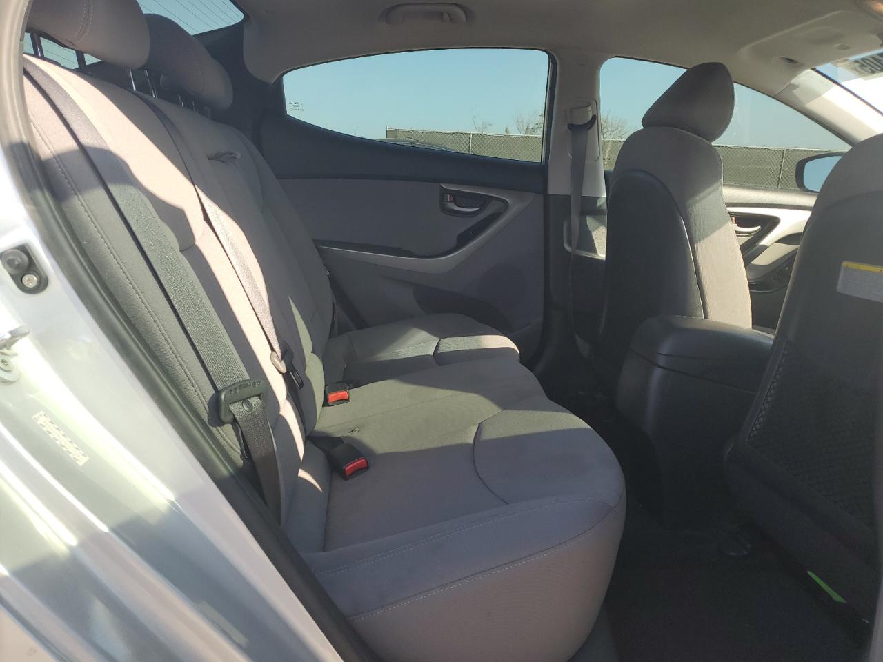 2016 Hyundai Elantra - Image 10