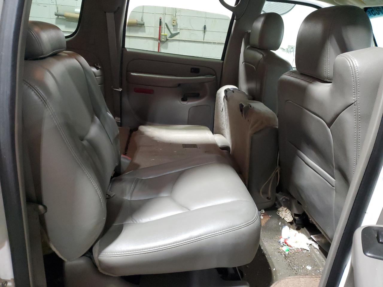 2005 Chevrolet Suburban - Image 11