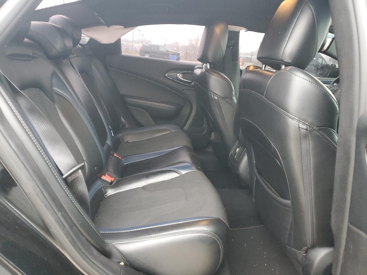 2016 Chrysler 200 - Image 10