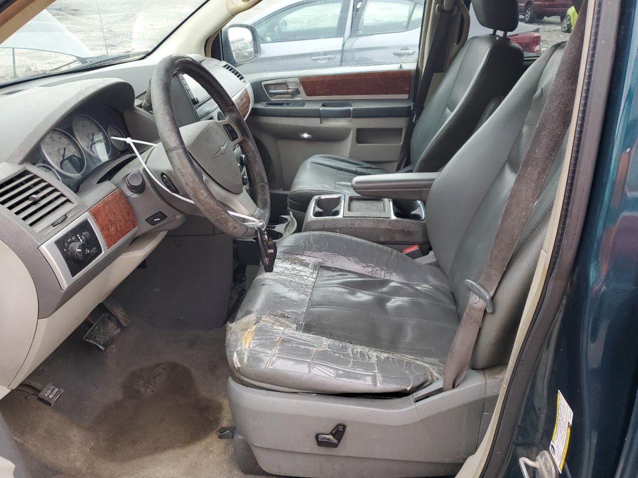 2009 Chrysler Town & Country - Image 7