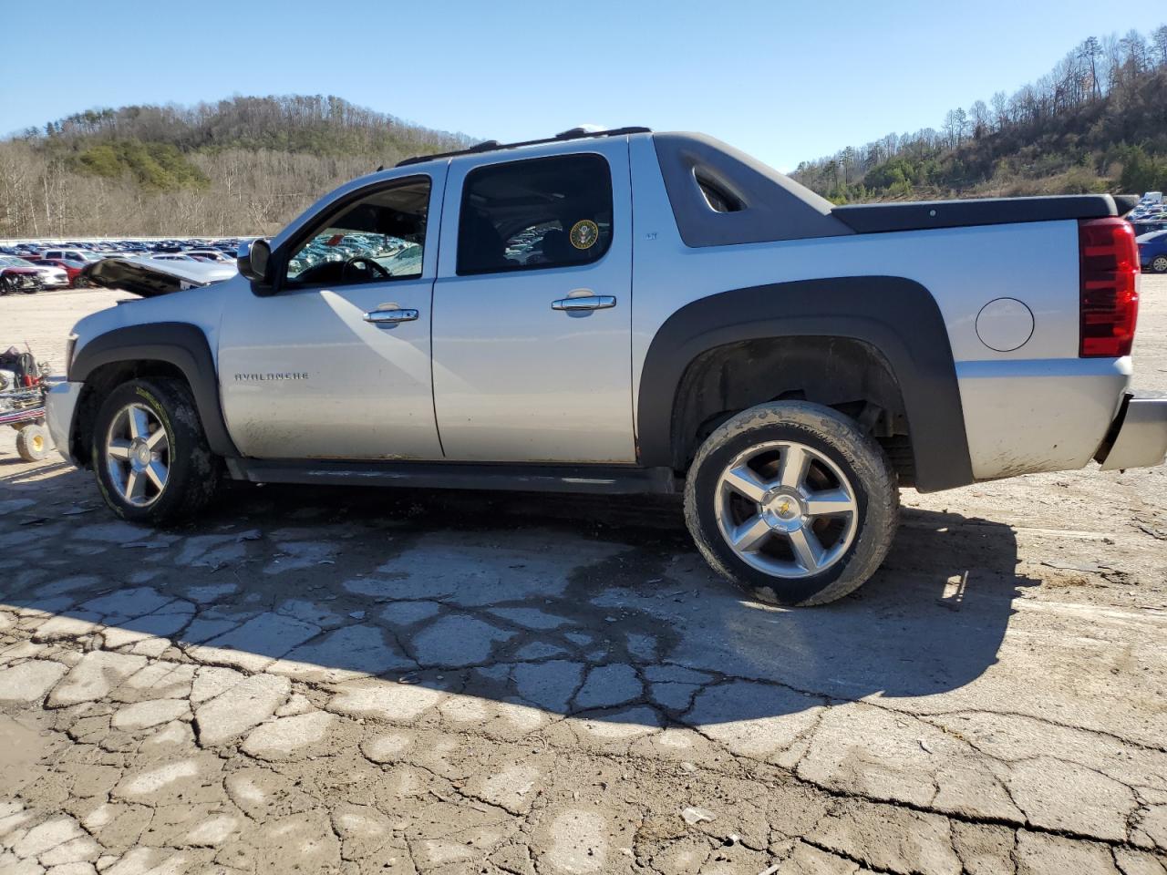 2011 Chevrolet Avalanche - Image 2