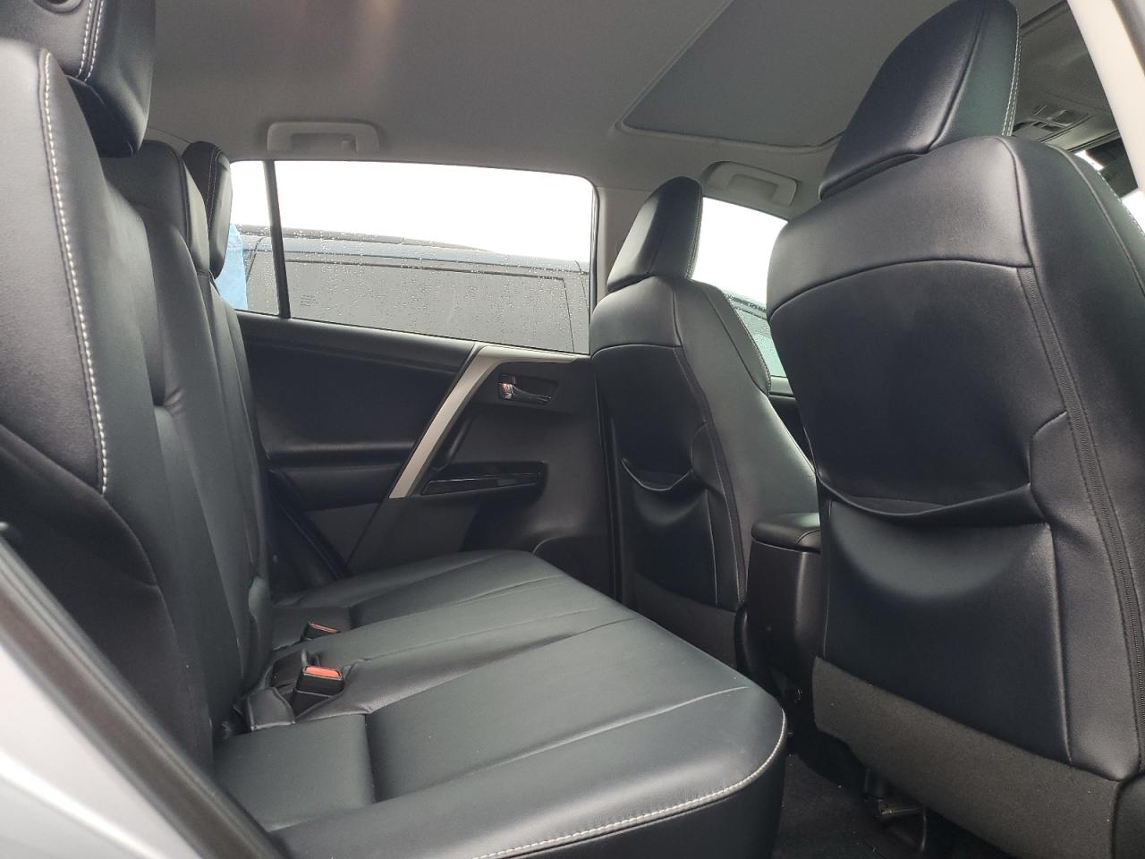 2018 Toyota RAV 4 - Image 11