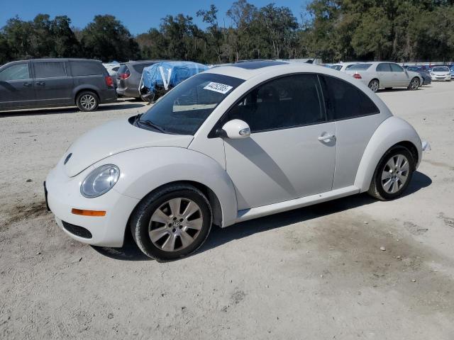 2010 Volkswagen New Beetle 