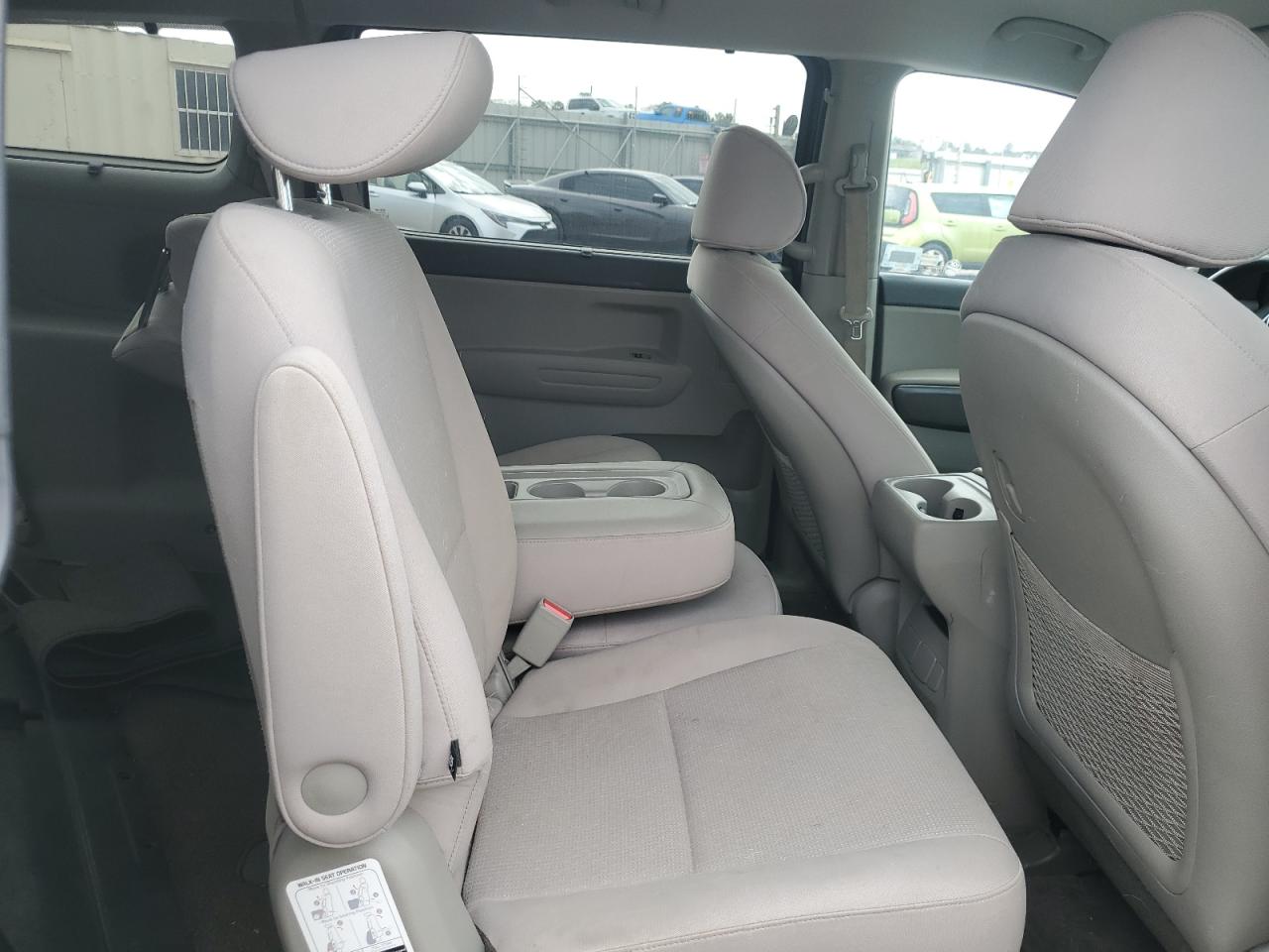 2016 Kia Sedona - Image 11