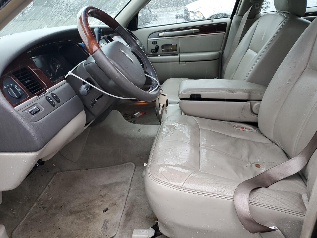 2009 Lincoln Town Car - Image 7