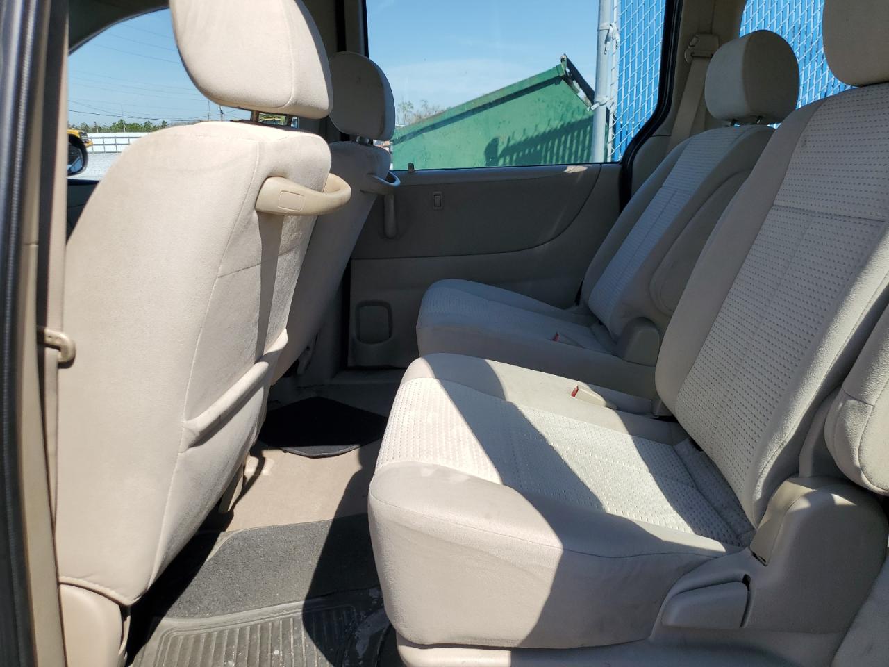 2004 Mazda MPV - Image 11