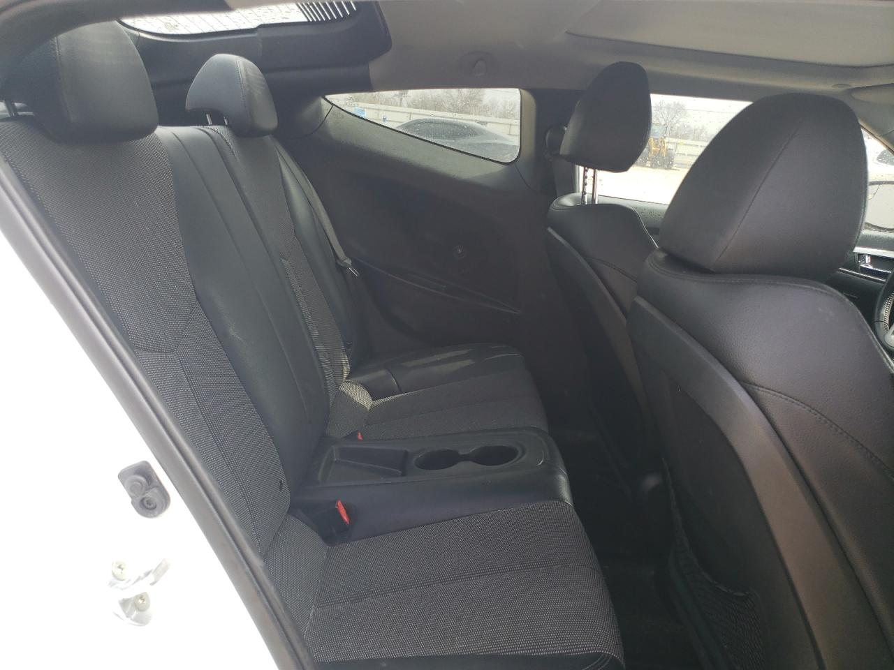 2015 Hyundai Veloster - Image 10