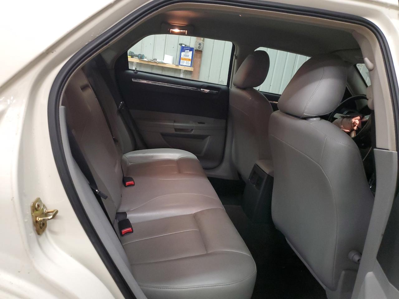 2006 Chrysler 300 - Image 10