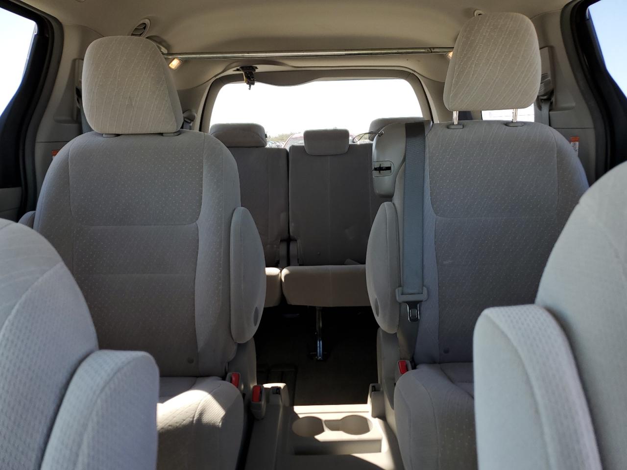2017 Toyota Sienna - Image 10